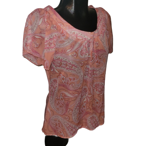 Maurices Paisley Print Short Sleeve Top in Pink and Cream M - Picture 2 of 6